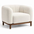 Poltrona moderna avvolgente in bouclé bianco crema, 110 × 95 × 78 cm, base effetto noce